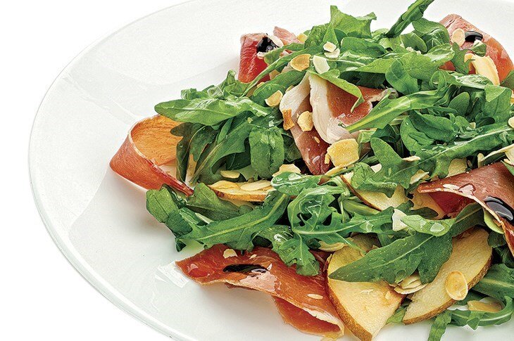 салат с тыквой в беконе и рукколой. салат груша бекон руккола. салат с печеной тыквой. салат руккола кедровые орешки груша бекон. салат с беконом жареным.