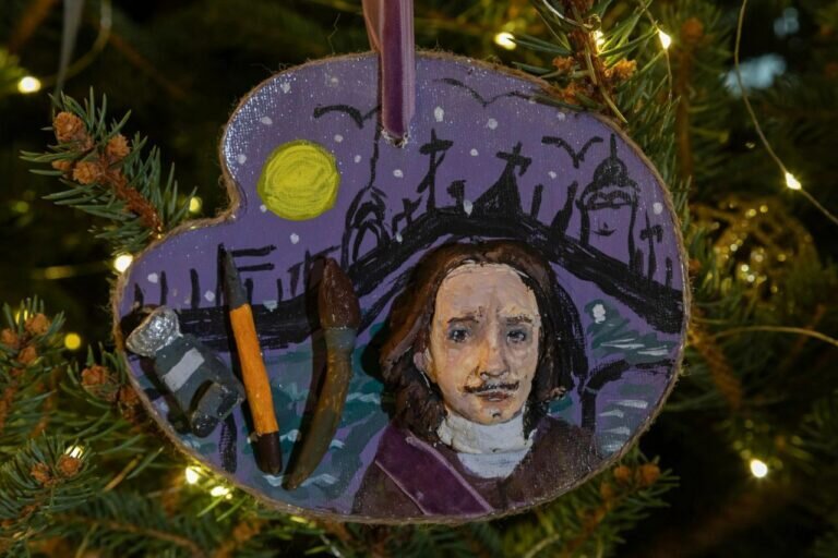    Авторские елочные игрушки юных оренбуржцев украсили зеленую красавицу Эрмитажа Марина Шарт