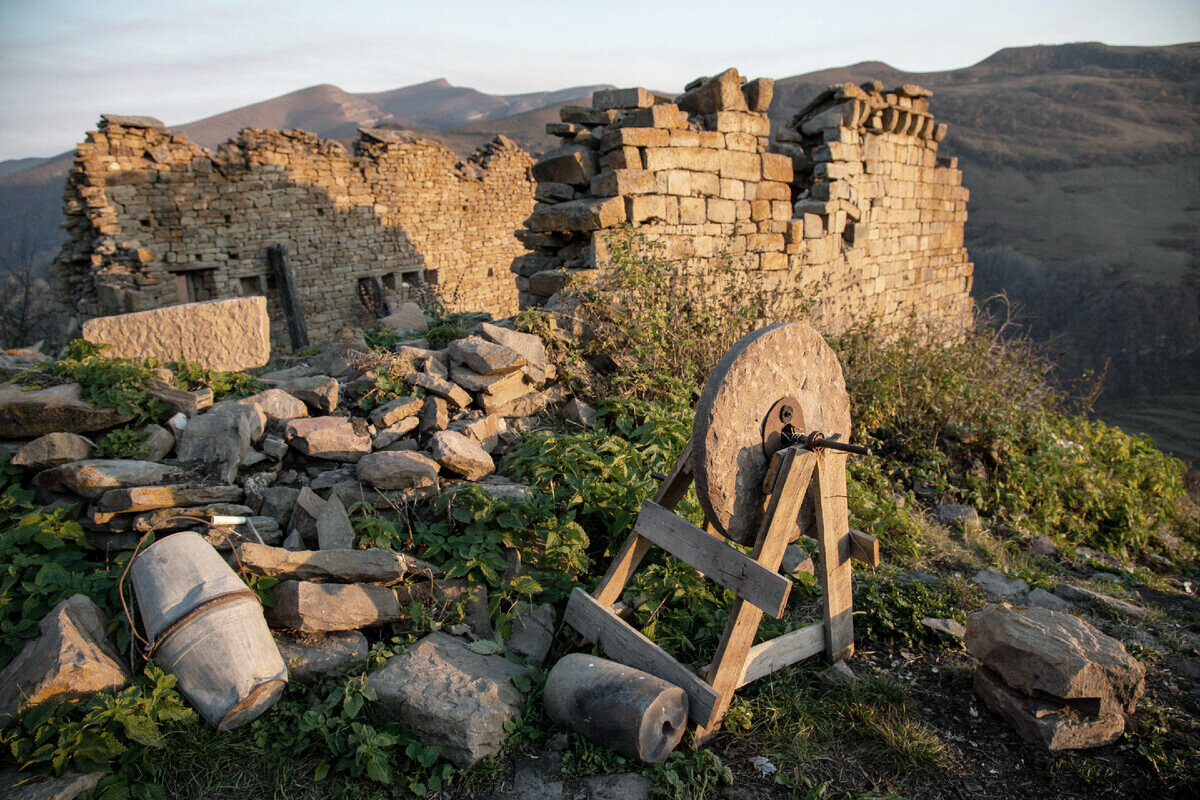 Заброшенная (мёртвая) народная культура, когда нет ни одной живой отрасли народно-прикладного искусства, нет живых народных промыслов, нет воспроизводства культуры и её трансляции в мир, характеризует застой нации. Хотя всё ещё в наших руках и зависит от каждого из нас, а в масштабе всей нации - нужна организация, которая бы занималась конкретно и специализированно возрождением народно-прикладного искусства лезгинского народа. Живая культура, а не мёртвая, создаёт будущее этноса. Культура и есть политика, двигатель развития народа.