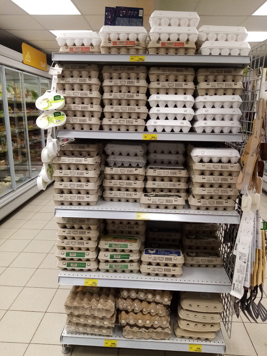 Нет никакого дефицита. И, полагаю и не было. Я во всяком случае не заметила нигде пустых прилавков с яйцами.