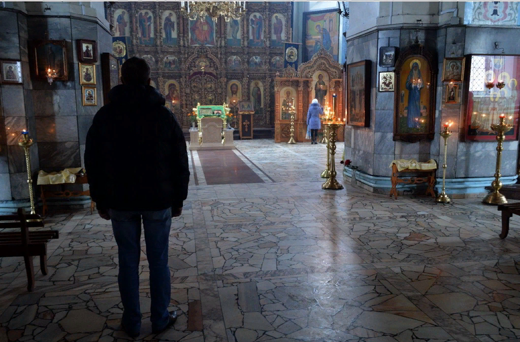 Женщина в храме гиф. Тихо в церковь я зайду за семью зажгу. Тихо в храме помолюсь. Тихо в храме помолюсь. В храм я медленно вхожу песня.