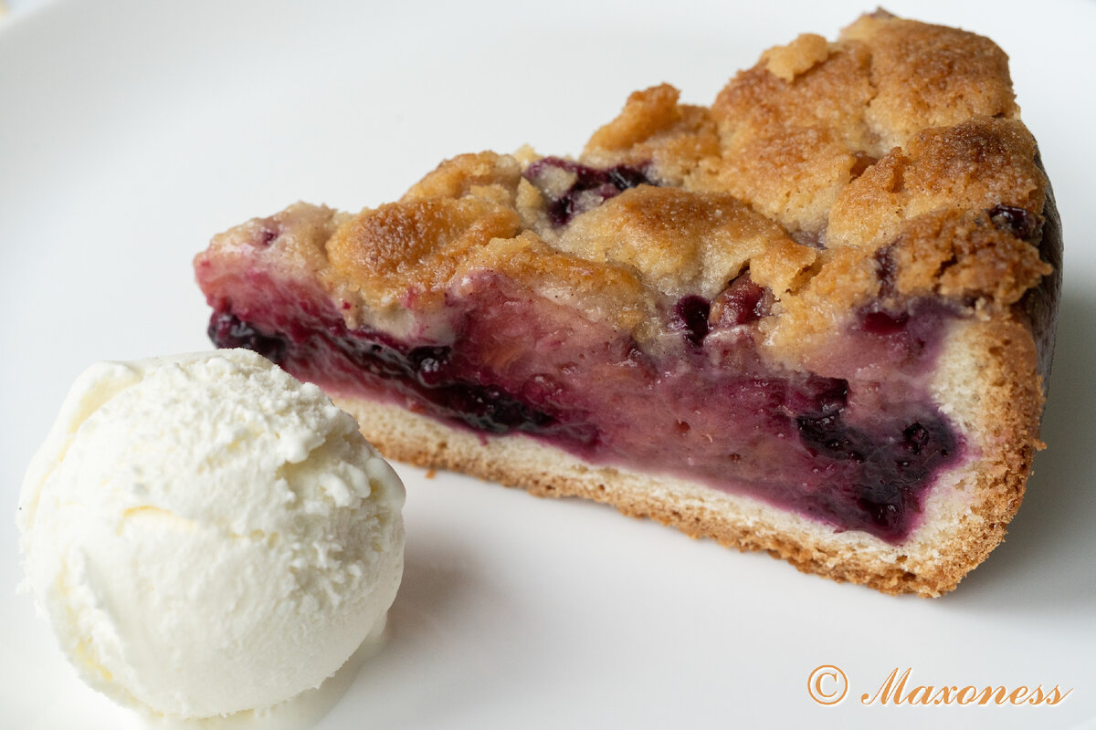 Пирог с яблоками и голубикой