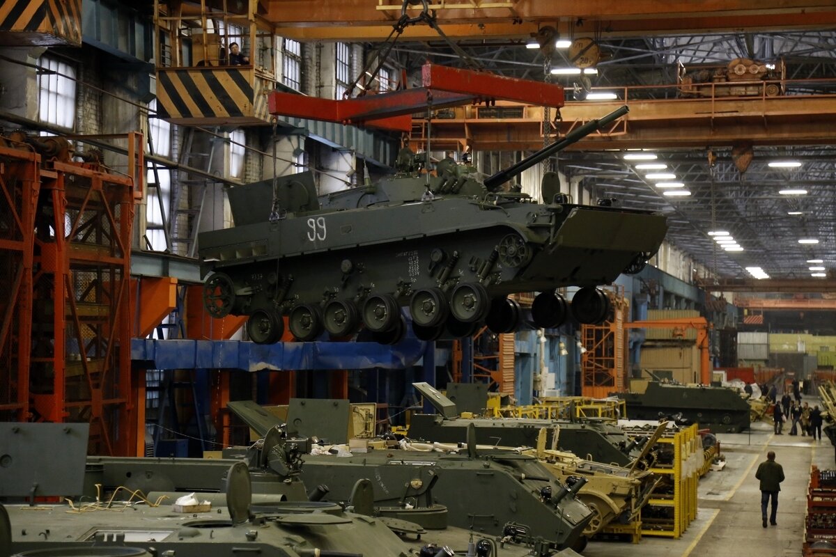 Стало известно, что на днях заказчику «Курганмашзавод» передал военному ведомству  партию боевых машин пехоты БМП-3 и бронетранспортеров БТР-МДМ новой постройки.