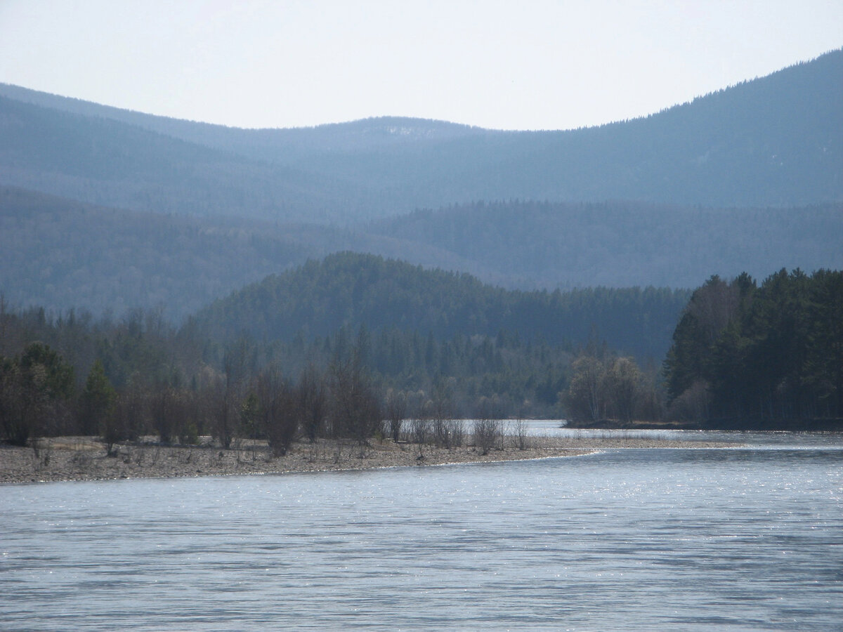 Горная река Казыр, протекающая вблизи Тюхтят. 