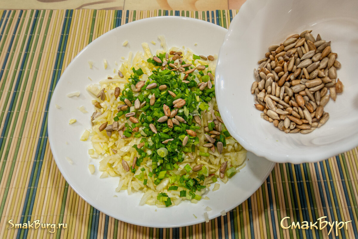Приятно-ароматный салат из свежих овощей и семечек. Простой и очень вкусный