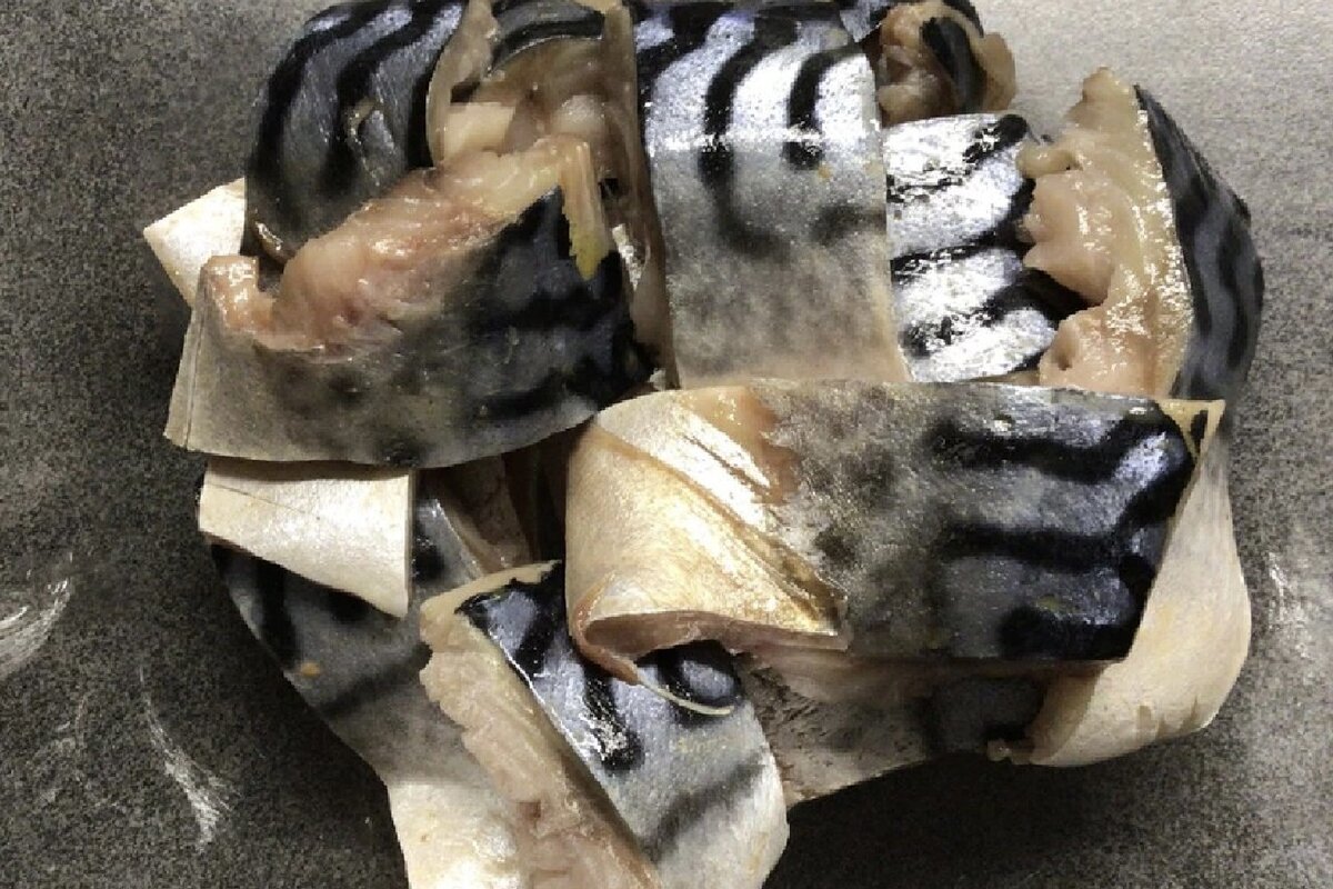 Нарезка скумбрии.