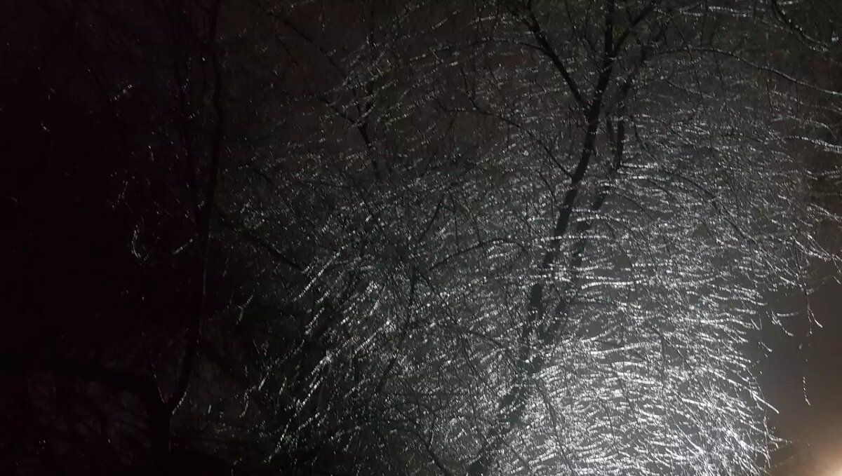     В редакцию RostovGazeta продолжают поступать обращения от жителей Аксая. На улице Мира люди жалуются на отсутствие теплоснабжения и горячей воды, в домах мерзнут и дети и взрослые. На улице Луначарского жители домов жалуются на отсутствие воды.