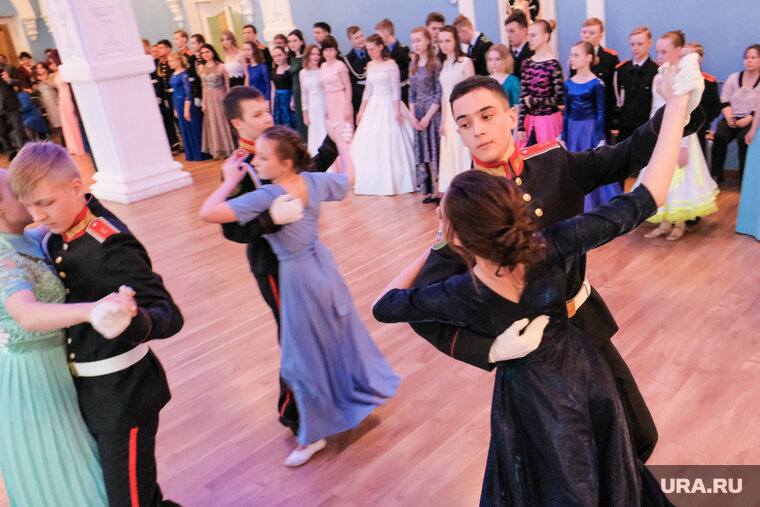    Участники бала написали письма участникам СВО, их отправили в зону спецоперации