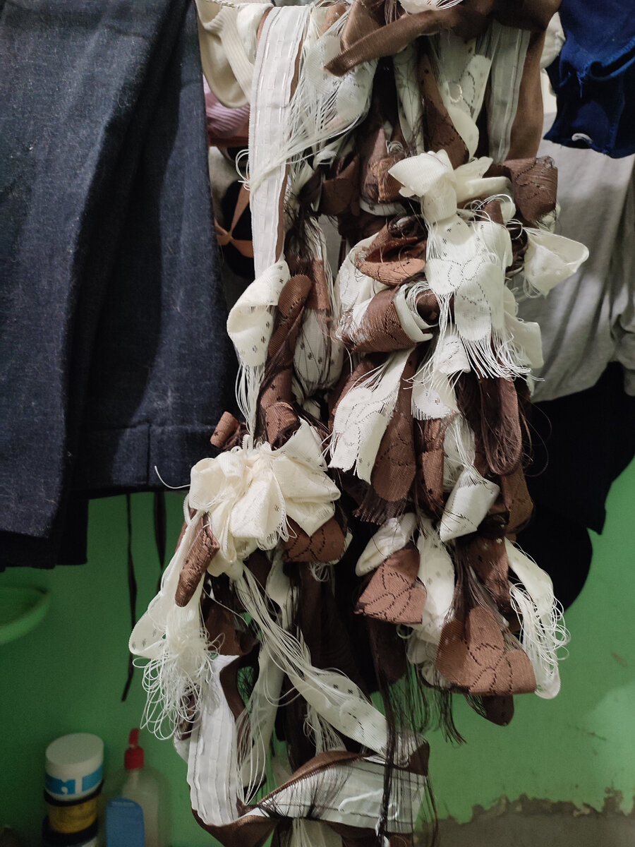 Это не шедевр современного искусства, а результат работы моей стиральной машинки. Вот думаю сразу выкинуть или потратить время на распутывание шторы, от взгляда на которую уже выть хочется... 