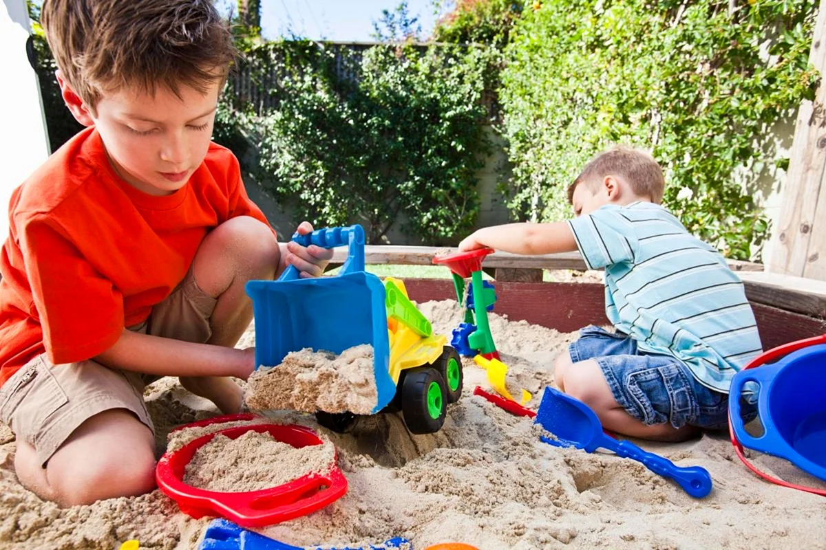 Мальчики играют в машины. Мальчик в песочнице. Песочник для мальчика. Игрушки для песочницы. Ребенок играется в песочнице.