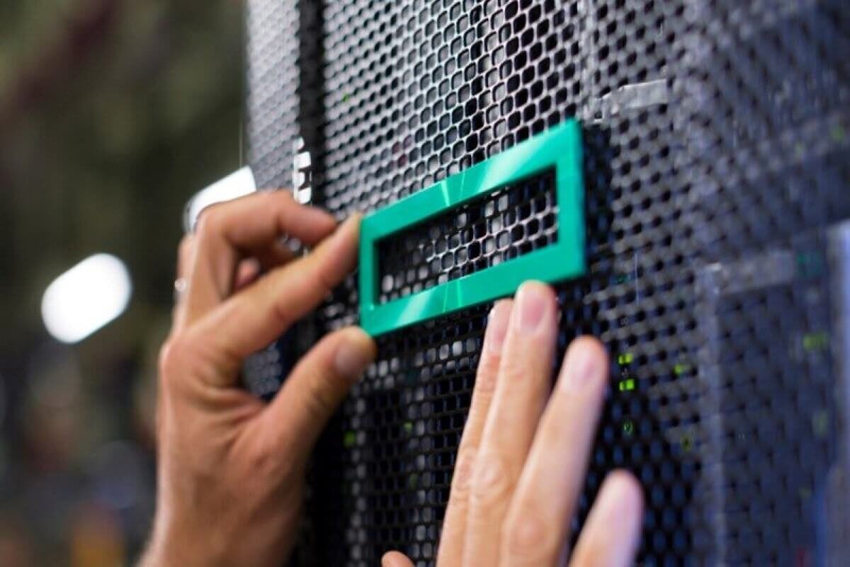 Cерверы HPE ProLiant представляют собой высококачественные, масштабируемые и надежные решения, подходящие для самых разнообразных бизнес-задач и требований. Их выбор обещает не только удовлетворение текущих потребностей в вычислительной мощности и хранении данных, но и гарантирует готовность к будущим вызовам и технологическому развитию.