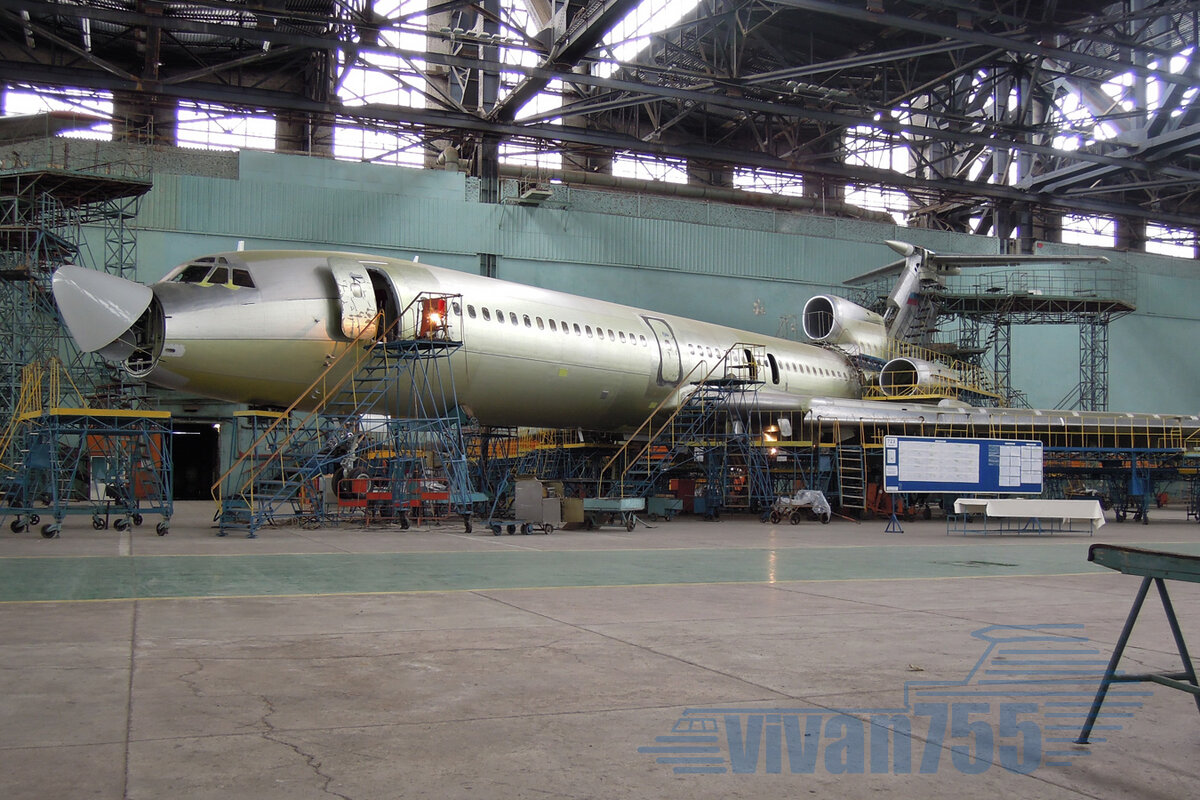Ту-154М в цехе основной сборки завода-изготовителя