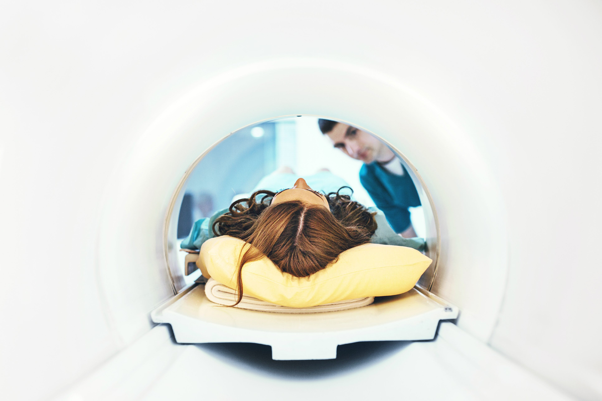 Медицинские процедуры могут быть пугающими, включая передовые технологии визуализации, такие как магнитно-резонансная томография (МРТ).-3