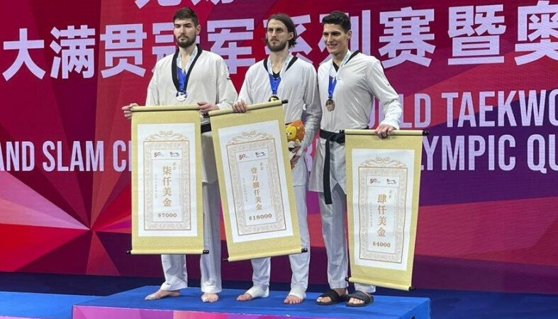 Олимпийский чемпион Владислав Ларин (в центре).