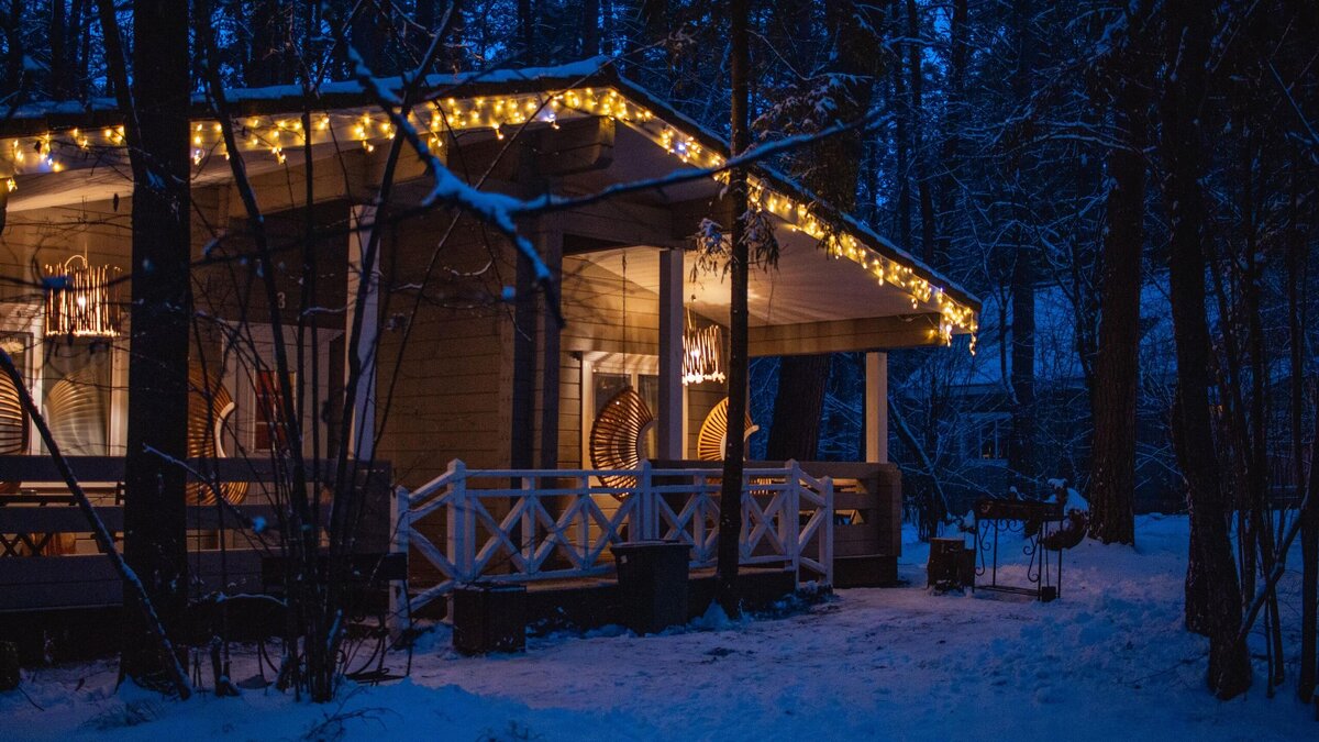    Как стильно украсить дом на Новый год? © Unsplash / Kate Shash