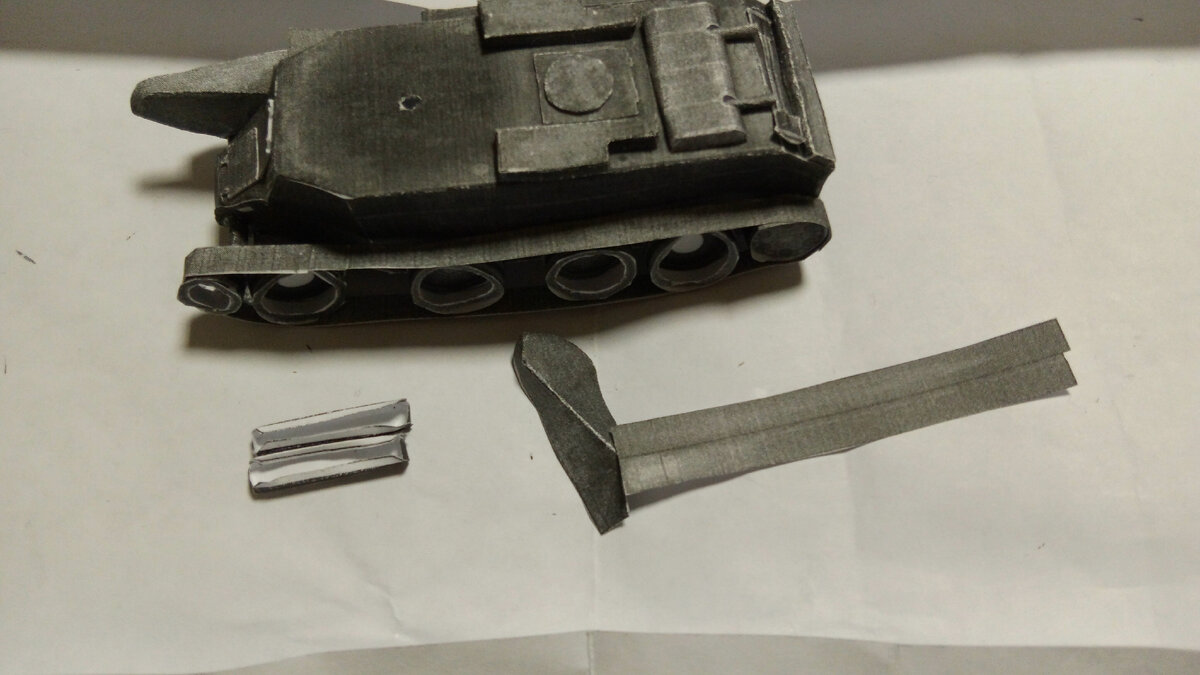 Модель из бумаги БТ-7. Личное фото.