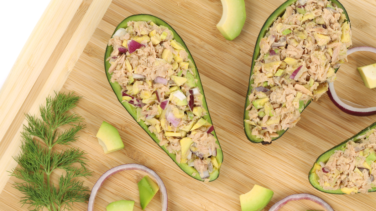 Освежающий салат с кальмарами и авокадо