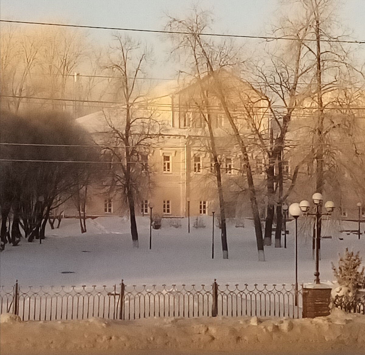 Солнышко осветило парк и краеведческий музей. 