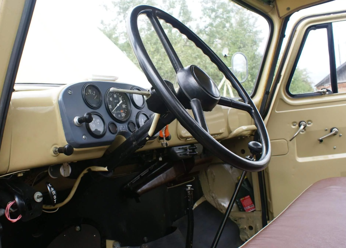 capiton-mebel.ru. Фото с Яндекса. Кабина ГАЗ–52. Определить это можно по рычагу переключения передач.