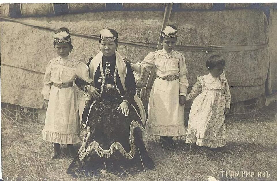 старинный казахский. паранджа 19 век туркестан. казахи 20 века. данагуль темирсултанова актрисы казахстана. казахская национальная одежда кимешек.