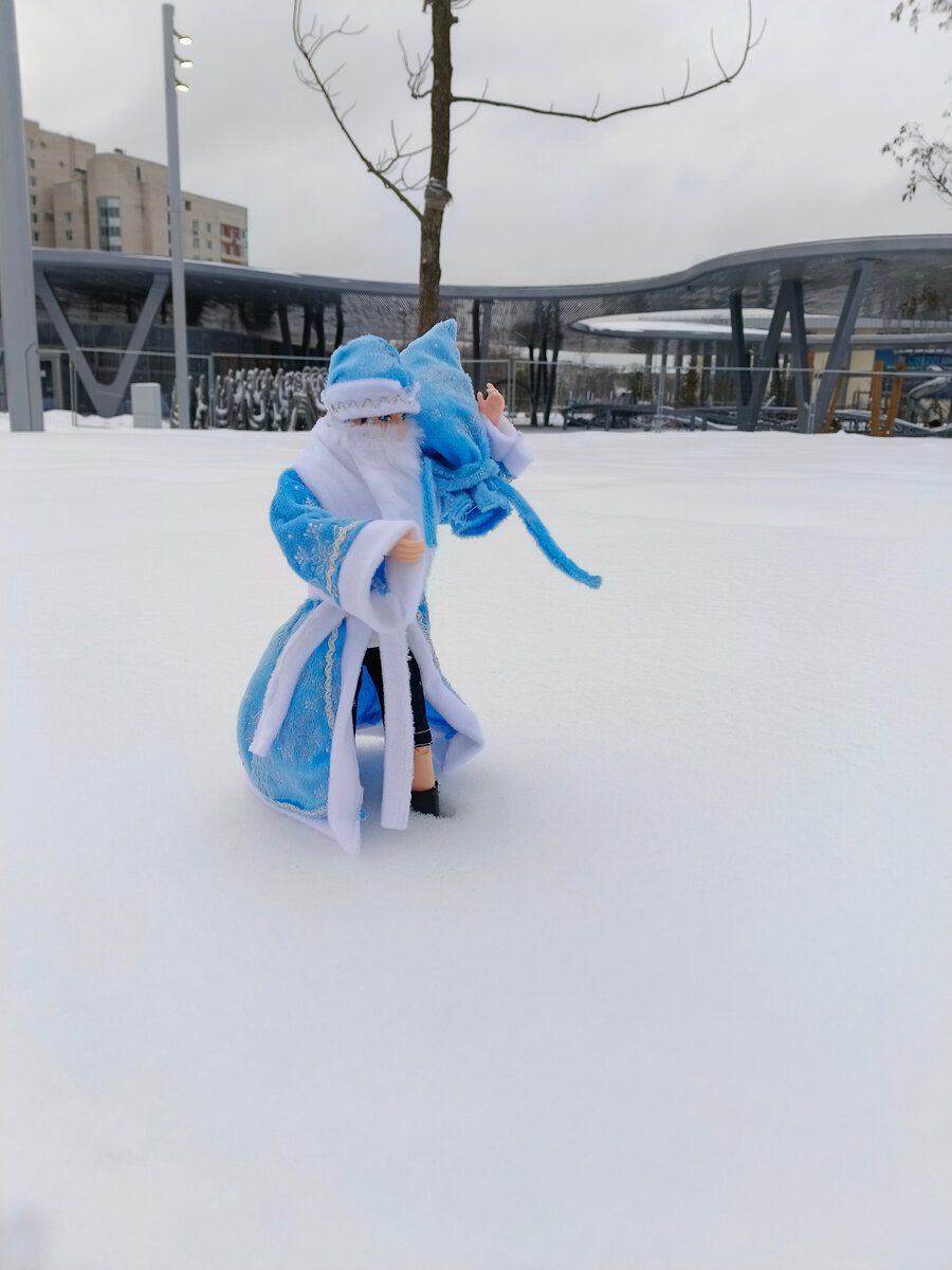 Шел дед Мороз по заснеженным долинам. -Зина! Ты где?!  