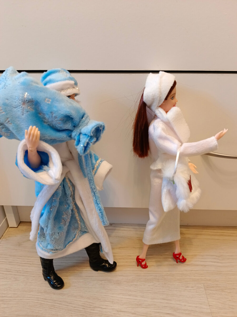 Ой, дед, смотри! Это же снеговичок! Куда это он спешит?