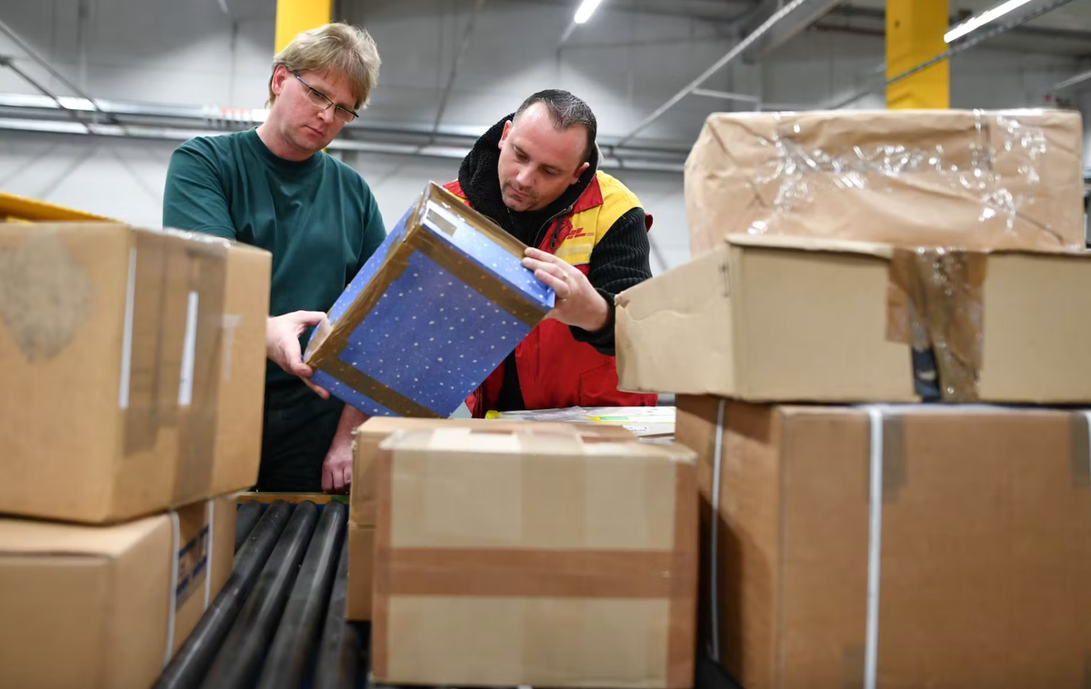 Таможенник проверяет посылки © Uwe Anspach/dpa