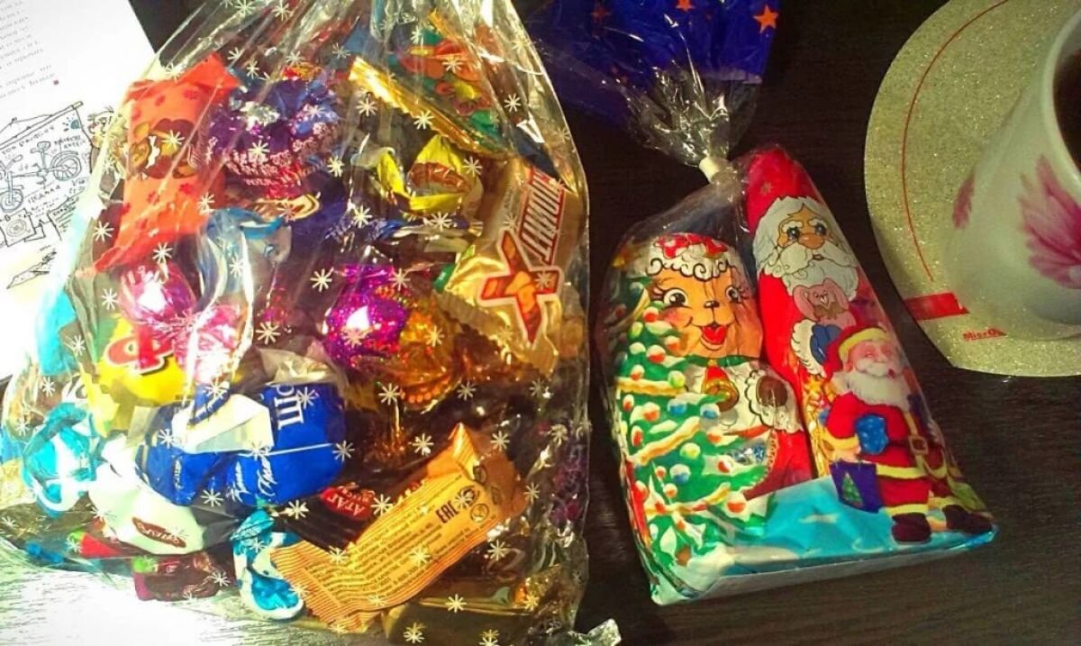 новогодний подарок 2 кг конфет. новогодние подарочные конфеты. новогодний подарок 2 кг конфет. картонные коробки для новогодних подарков. новогодние подарки для детей.