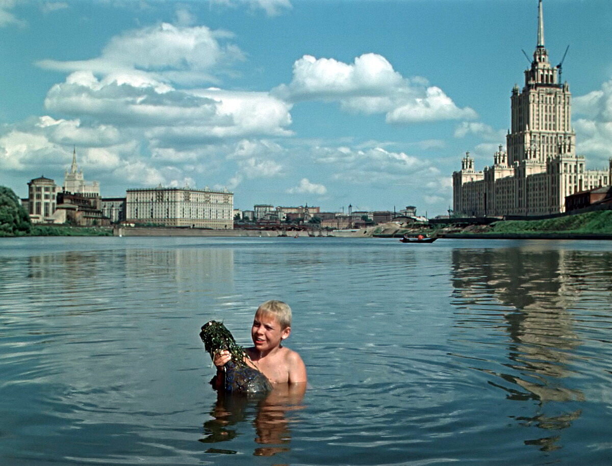 Кадр из фильма «Старик Хоттабыч» (1956). Скриншот. Волька должен найти сосуд именно в том месте, откуда видно сразу две высотки! 