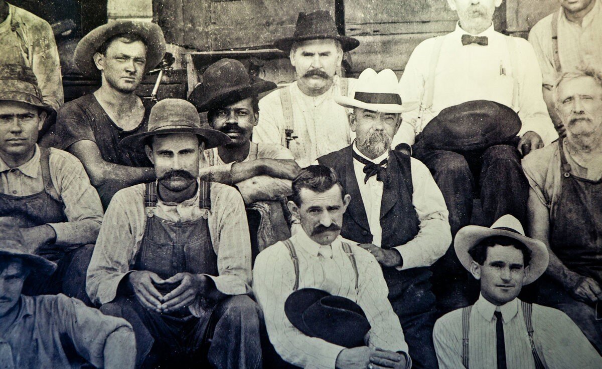 1904 год, сотрудники Jack Daniel Distillery. В центре в белой шляпе Д. Дэниэл, слева от него Джордж Грин, сын Натана Грина и прадедушка Виктории Иди Батлер. Фото из сети Интернет