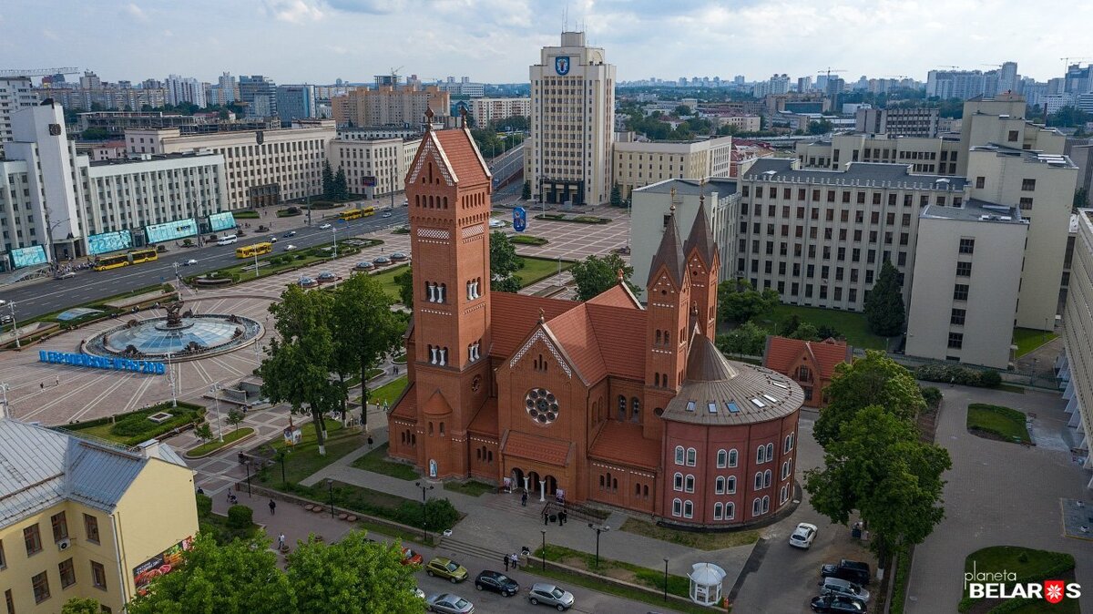 Будете в минске. Костёл Святого Симеона и Святой Елены (Минск). Костел святых Симеона и Елены в Минске. Минск красный костел площадь независимости. Костёл Святого Симеона и Святой Елены ("красный" костел)