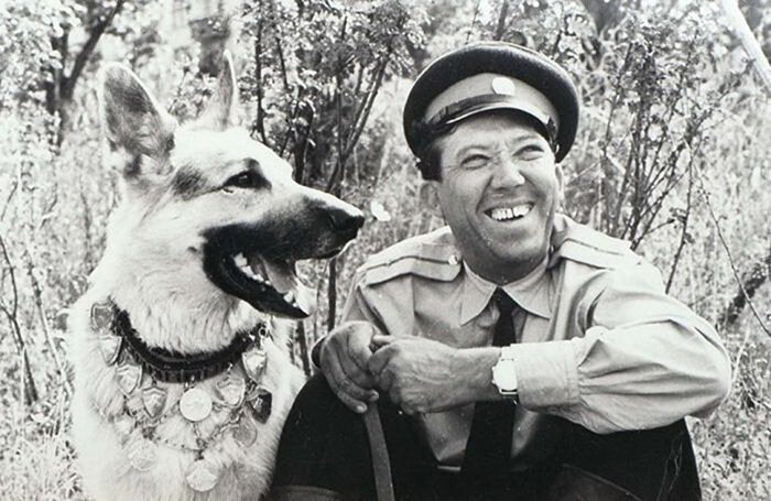 Пес по-настоящему напал на игравшего роль рецидивиста актера Льва Дурова и, по его признанию, едва не лишил жизни. Как снимали знаменитый фильм, – в материале корреспондента агентства «Минск-Новости».-5