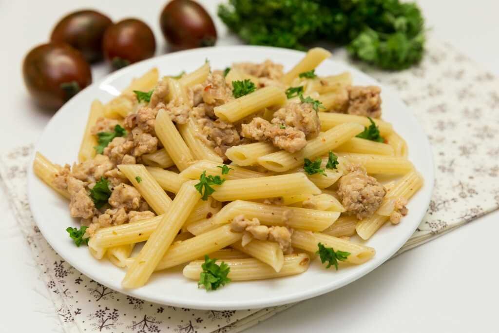 Лапша по флотски с фаршем. Рожки по флотски. Букатини по флотски. Макароны по флотски из фарша. Макароны по флотски с куриным.