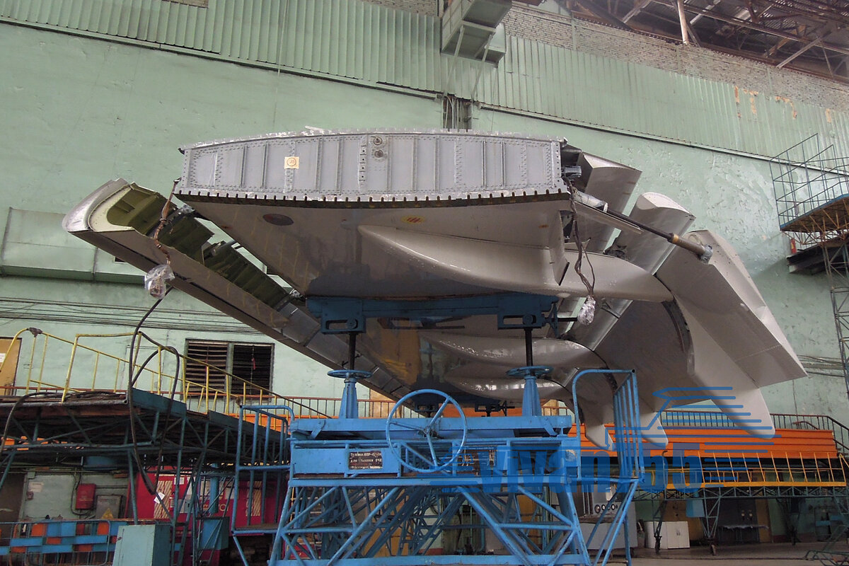 Отъёмная часть крыла Ту-154М с выпущенным закрылком