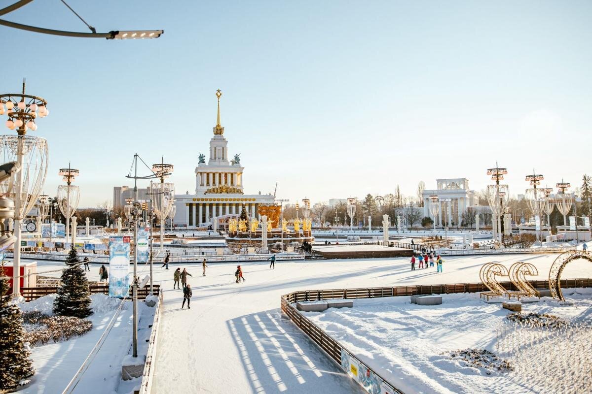 ВДНХ зимой. ВДНХ зимой днем. ВДНХ В Москве зимой. Самый большой каток.