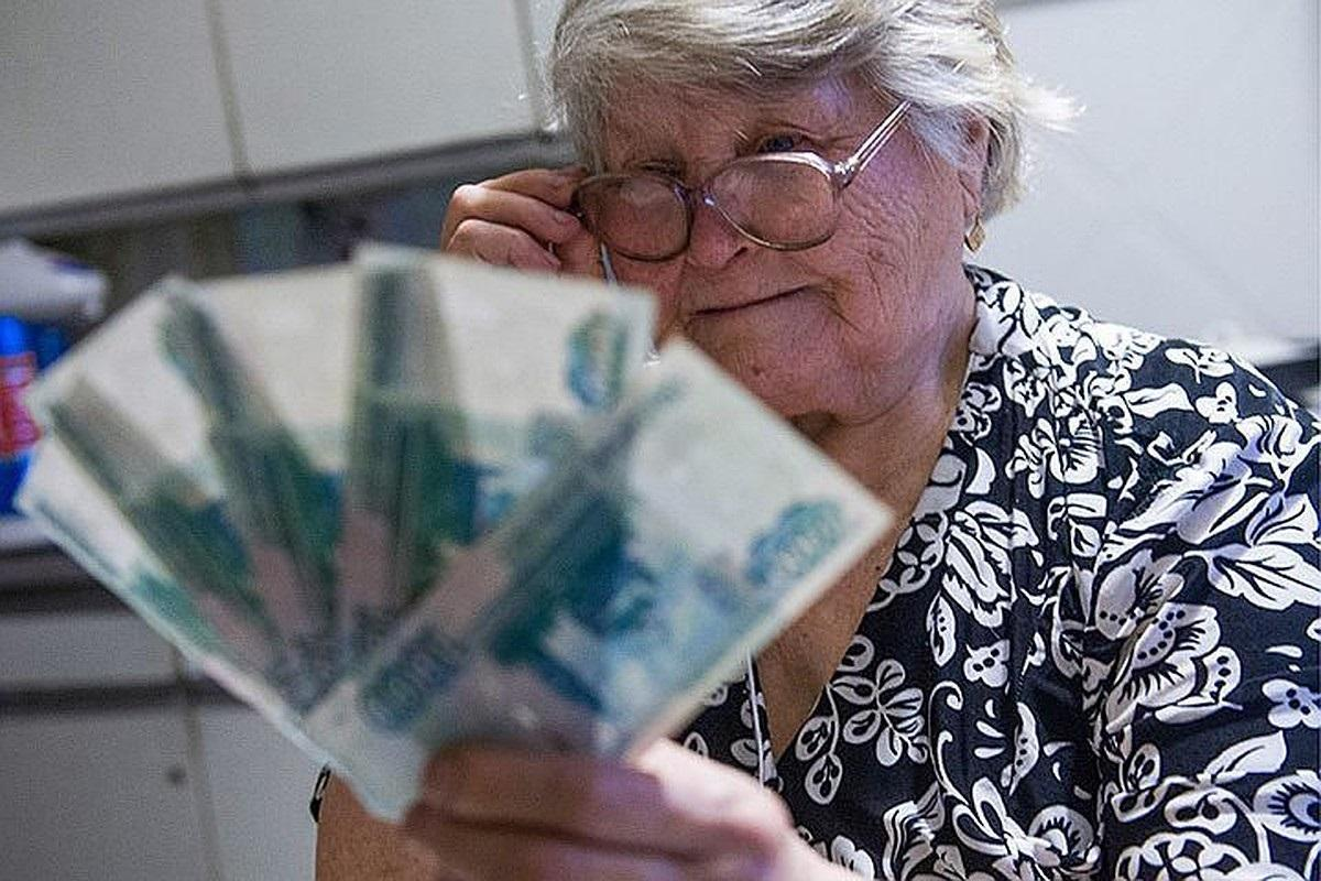 Пенсии работающим в 2024 последние новости. Пенсии. Пенсионер с деньгами. Бабушка с деньгами. Пенсионерка с деньгами.
