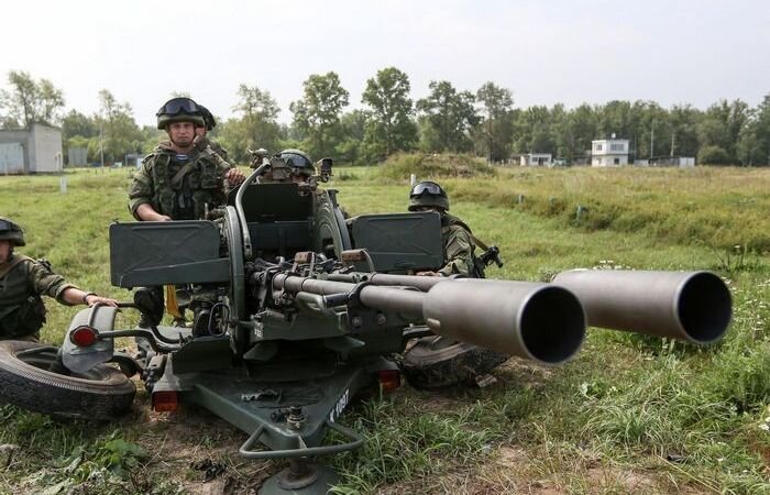 В первой половине XX века авиационное строительство развивалось особенно динамично. На момент окончания Великой Отечественной войны у Советского Союза было несколько видов зенитных орудий для борьбы с вражеской авиацией как на большой, так и на малой высоте. Однако, прогресс на месте не стоял, и еще в 1945 году стало понятно, что стране нужна новая зенитная установка для борьбы в первую очередь с низколетящими целями. Уже тогда ведущие конструкторы понимали, что будущее ПВО лежит в области ракетостроения. Однако, пока до этого было еще очень далеко. Первые ПЗРК появится только к концу 1960-х годов, а пока пушки…