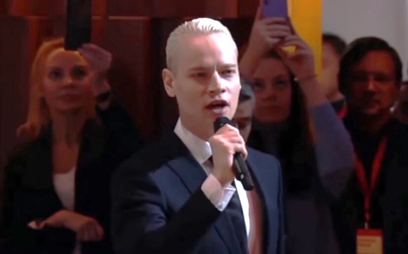 Ярослав Дронов исполняет Гимн России. Кадр из видео