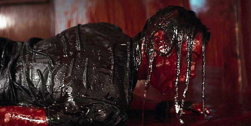 Кадр из фильма Evil Dead Rise. Режиссер: Ли Кронин. Оператор: Дэйв Гарбетт. Производство: Department of Post, Ghost House Pictures, New Line Cinema, Warner Bros., Wild Atlantic Pictures