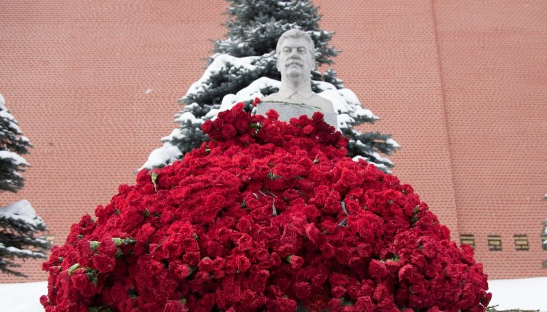 завидите, ни у кого на могиле НЕТ столько цветов!