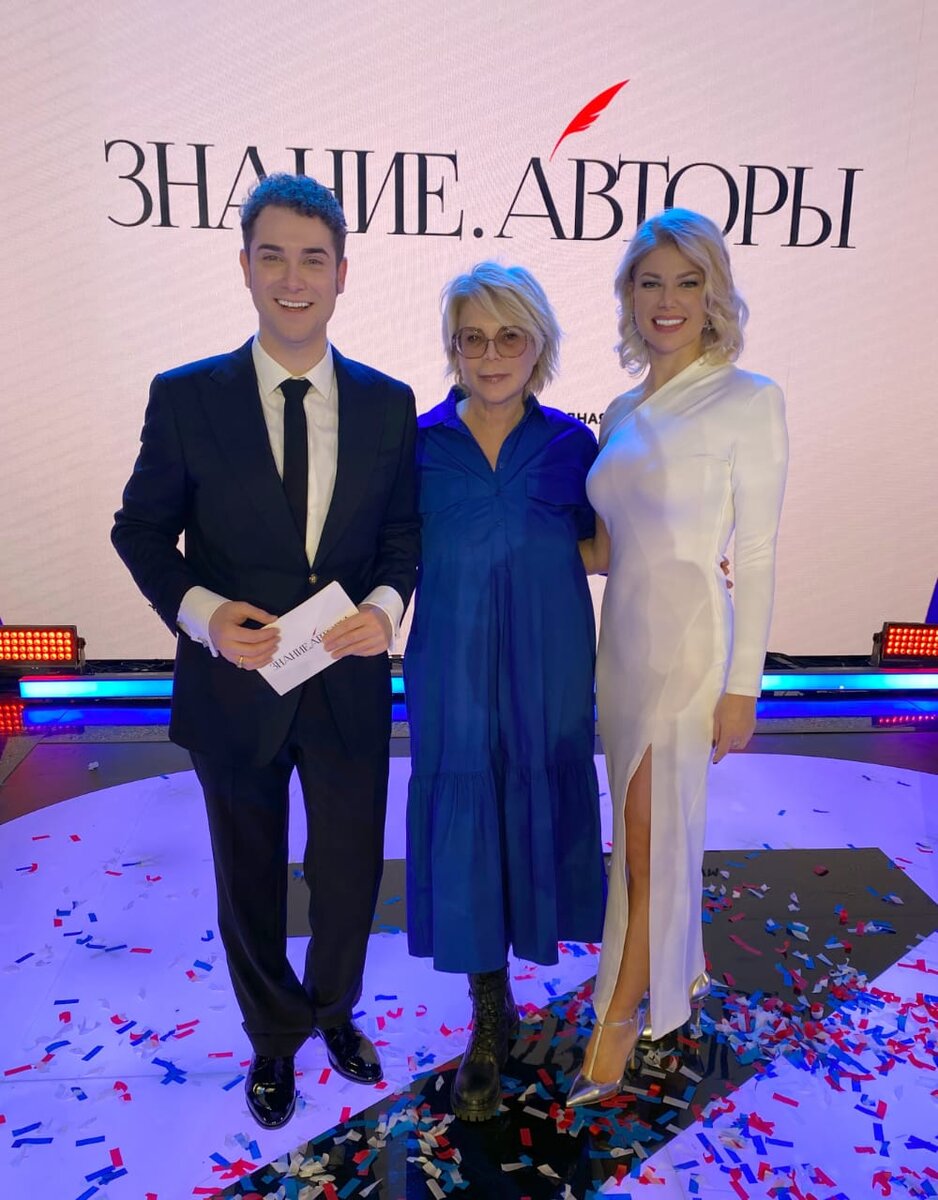  Владимир Брилёв: «Конкурс «Знание. Авторы» - это счастливый билет, который можно получить за талант и веру в себя». 
    Все знают, что именно сейчас в Москве, на ВДНХ проходит Международная выставка-форум «Россия». В рамках форума запланированы сотни интереснейших мероприятий. И одним из них стал финальный гала-концерт конкурса «Знание. Авторы», который был объявлен еще в августе этого года Российским обществом «Знание». В конкурсе мог принять участие  любой, кто имеет российский паспорт и желание написать песню или стихотворение на заданную тему.
     Более семисот претендентов прислали на этот конкурс свои авторские произведения. И очень компетентное жюри ( они же одновременно и наставники будущих финалистов), куда вошли композитор Игорь Матвиенко, народный артист РФ Олег Газманов, режиссер и поэт Влад Маленко, продюсер Елена Кипер, депутат ГД Мария Бутина, поэт Александр Шаганов и еще несколько очень известных и уважаемых в нашей стране людей, выбрали из сотен творческих работ несколько самых интересных.  
     Главным призом для победителей конкурса и стал гала-концерт, который прошел 12 декабря, в День конституции, в 57 павильоне ВДНХ «Россия. Моя история». Прозвучали  произведения молодых авторов-победителей конкурса. Это были песни и стихи о России, о знаковых событиях нашей истории, о патриотизме, верности и солдатской доблести.  
    Свое  слово сказали во время концерта и наставники конкурсантов, поскольку их мнение о российской сцене и современных литературных тенденциях сейчас может стать очень весомым для  начинающих авторов песен и стихов. Слишком долго наша эстрада занималась подражанием Западу! А ведь в многонациональной России можно найти мелодии на любой вкус и жанр. То же касается и литературы, как искусства складывать слова в правильные смыслы. 
	На праздничный финальный концерт было приглашено множество гостей. А ведущими этого грандиозного действа стали Владимир Брилёв и Алла Омелюта. Мало того, Владимир, как выяснилось, стал финалистом проекта «Знание. Авторы» с песней «Белый Ангел». Он поделился впечатлениями от всего увиденного и услышанного, и вам, дорогие читатели, сейчас предоставляется возможность узнать это, как говорится « из первых рук».
« Я не верю в случайности, но здесь, видимо, «звезды сошлись», - рассказал нам Владимир Брилёв. – Я узнал об этом конкурсе еще летом, когда только объявили о начале приема заявок. Но, как часто бывает, в круговороте дел и событий, совершенно забыл о нем. И вспомнил только через два месяца, в конце октября. В общем, моя заявка была оформлена буквально в последний день! Потом было долгое ожидание результатов и вот – ура! – я узнал, что моя песня в числе финалистов. Был, конечно, очень рад этому, но, когда мне позвонили организаторы конкурса и объявили, что меня выбрали ведущим гала-концерта, я был в легком шоке. Конечно же, радостном! 
     И подготовка к концерту, что называется, шла «по-взрослому». Меня попросили сбрить бороду, которую я не брил уже лет восемь, поскольку – это часть моего артистического образа. Ведь имидж артиста обычно складывается годами, и становится привычным для его зрителя. Узнаваемость – один из необходимых факторов в шоубизнесе. Но у Лины Арифулиной – режиссера концерта, известной всем по замечательному шоу «Фабрика звезд» и не только - было другое мнение на этот счет, а любой артист знает, что спорить в таком случае не стоит. Режиссер – это царь и бог на площадке. И «ему виднее». Еще я должен был одеть обычный галстук вместо привычной мне «бабочки». А галстуки я не ношу в принципе.  Но и здесь все было так, как видит режиссер. 
     В итоге, когда я посмотрел уже готовую версию концерта, то понял, что все было правильно. И мой новый имидж «без бороды», и черный галстук. Без бороды я выгляжу лет на пятнадцать моложе ( смеется). А черный галстук придал моему образу необходимую строгость.
      Моей соведущей была Аллочка Омелюта, с которой нас связывает давняя дружба, поскольку Алла моя однокурсница по ГИТИСу. А ее муж – солист хора Турецкого, мой друг и прекрасный артист. Я очень ценю дружбу с этой музыкальной и творческой семьей, мне с ними интересно по жизни. 
    И тут вдруг такая интересная комбинация – мы вместе ведем этот замечательный, и, я бы сказал, знаковый, концерт. Конечно, волновались. Там ведь был прямой эфир, и в кадре нужно было быть все время собранным и внимательным. Я старался максимально слушать команды «в ухе» - это такой специальный наушник, в который редакторы подсказывают тебе какие-то нужные и полезные вещи. Ведь когда идет трансляция, ты сосредоточен на тексте, который произносишь, на человеке, о котором ты сейчас говоришь, или объявляешь его выход на сцену, на диалоге с гостями или членами жюри. У меня большой опыт работы ведущим самых разных мероприятий, но максимум внимания «здесь и сейчас» от меня требовала ситуация.
    У Аллы  Омелюты вообще огромный опыт работы в эфире – она ведь ведущая своей программы на Первом канале. Но и она была также максимально собрана. Проект Российского общества «Знание» - это, на мой взгляд,  особая история. Здесь чувствуешь ответственность за каждую минуту эфира, поскольку тема этого проекта действительно сейчас очень важна, актуальна для всей страны. А финальный гала-концерт стал поистине лицом всего этого огромного творческого эксперимента, который называется «Знание. Авторы». Поэтому очень хотелось, чтобы все прошло «по-максимуму».
    Как объявили организаторы во время гала-концерта проект «Знание. Авторы» будет продолжен, и вскоре начнется второй сезон. Так что, следите за рекламой и присылайте на конкурс свои произведения. 
    Друзья, вы можете посмотреть этот концерт в записи на платформе «Смотрим» или в ВК. Уверен, что вам будут интересны новые имена, новые люди, участники этого концерта, которые были собраны буквально со всей страны. Поверьте, каждый сможет найти там что-то интересное для себя. Удачи вам, и обязательно верьте в себя. Ваш Владимир Брилёв».
