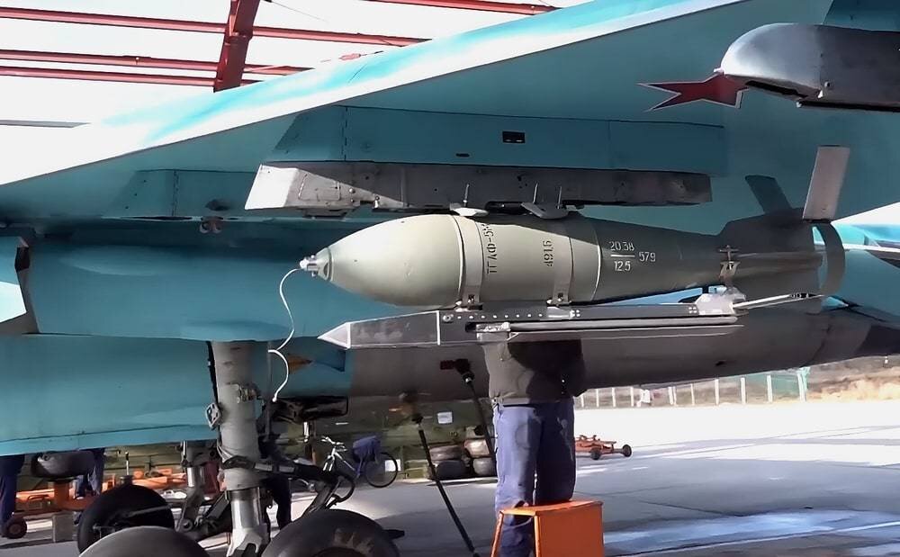 Авиабомба с УМПК под крылом Су-34