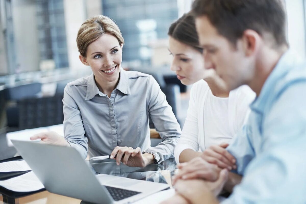 советник помощь призывникам. мужчина и женщина бизнес партнеры. телефонные переговоры с клиентом. девушка колл центр. в своей работе придерживаюсь принципами.