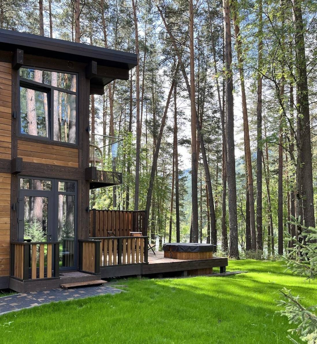 Территория ухожена, везде подстриженный газон