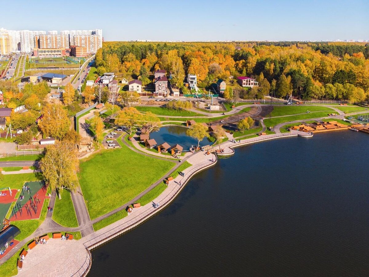 Парк солнцево парк беседки. Парк пыхтино фото. Парк во внуково у реки. Парк в солнцево парк на реке ликова. Парк пыхтино фото.