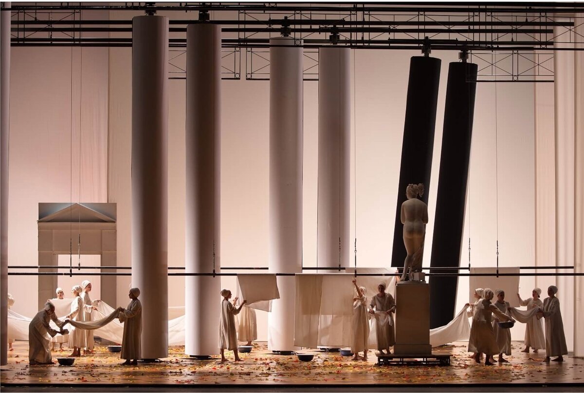 Сцена из спектакля Александра Тителя «Евгений Онегин», Московский академический Музыкальный театр К.С. Станиславского и Вл.И. Немировича-Данченко  Фотография: Сергей Родионов