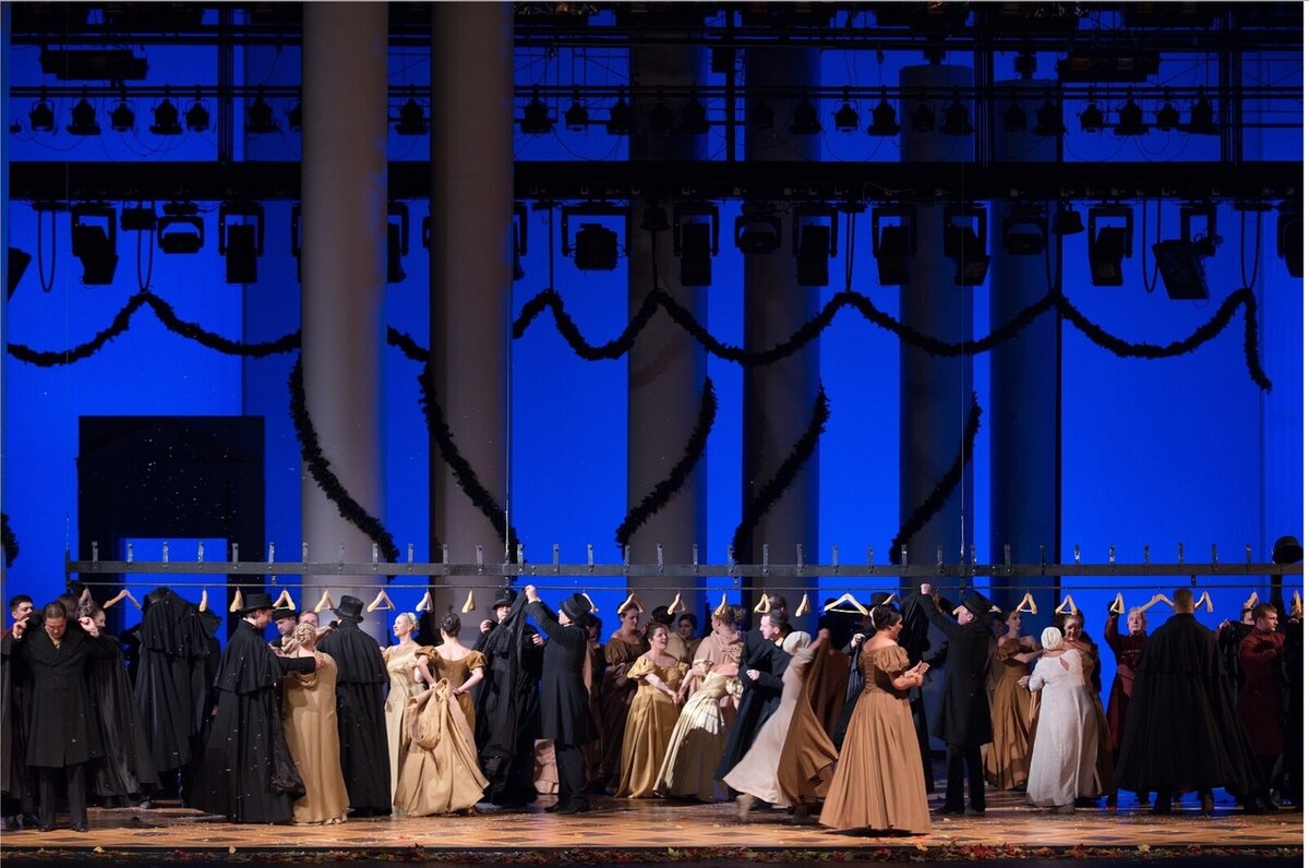 Сцена из спектакля Александра Тителя «Евгений Онегин», Московский академический Музыкальный театр К.С. Станиславского и Вл.И. Немировича-Данченко 
Фотография: Сергей Родионов