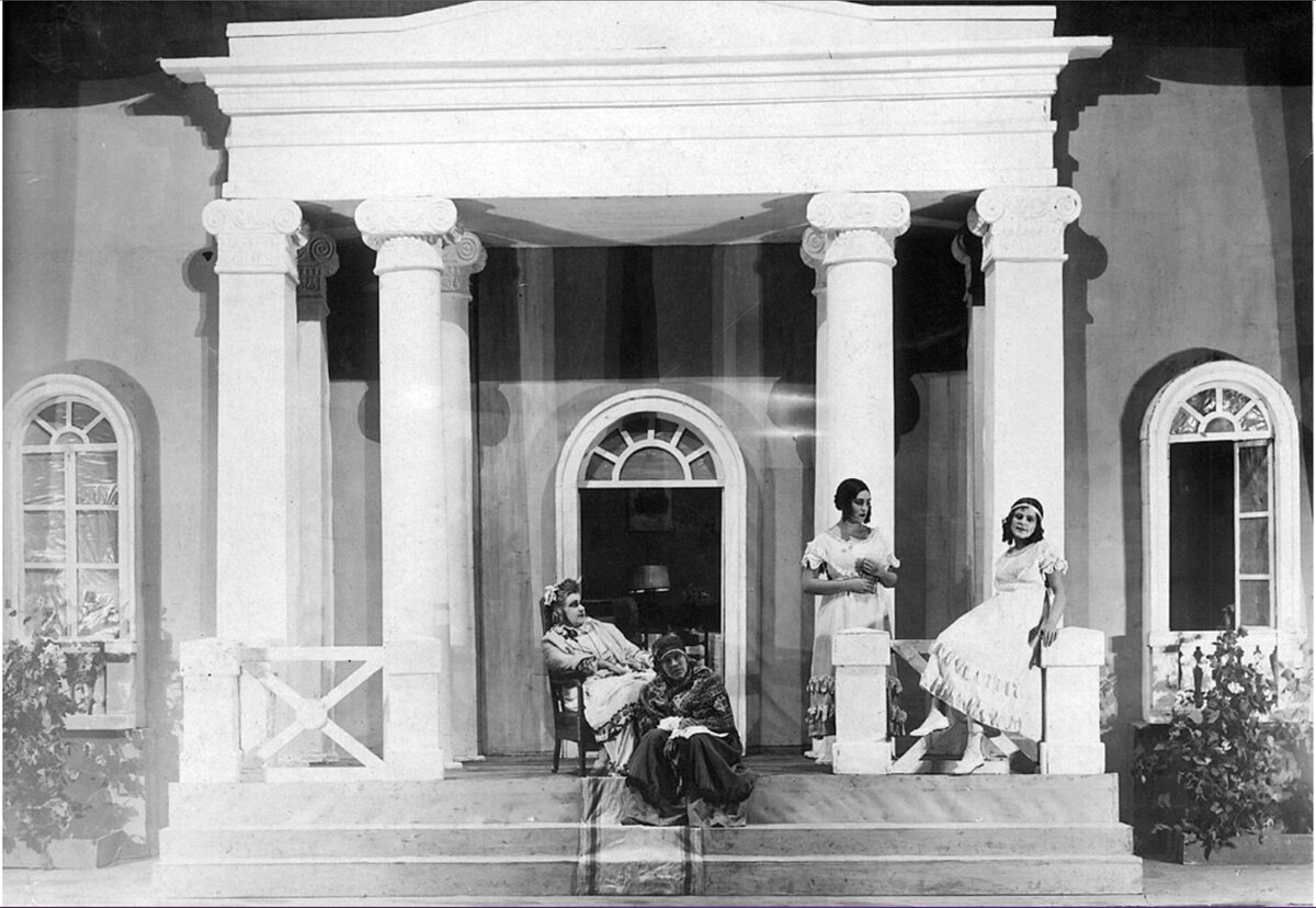 Опера «Евгений Онегин» в доме Станиславского, Москва. 1922 год
Фотография пресс-службы Московского академического Музыкального театра К.С. Станиславского и Вл.И. Немировича-Данченко