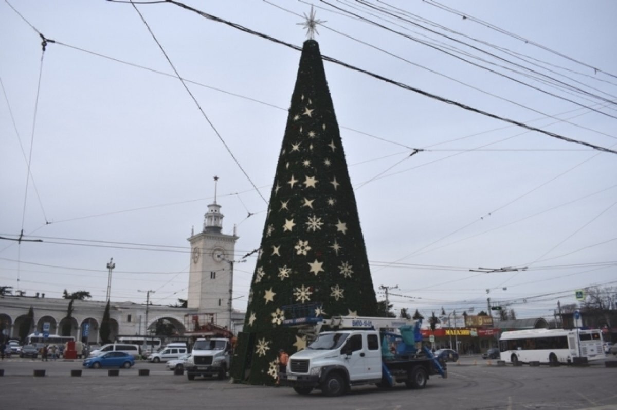    В Крыму уже начали наряжать елки на площадях. Главная новогодняя красавица в Симферополе.