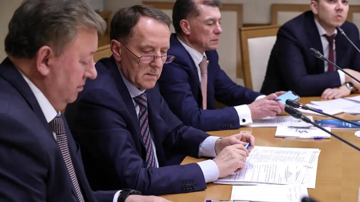 Фото: duma.gov.ru (пресс-служба Госдумы РФ) Алексей Гордеев — вице-спикер Госдумы РФ (посередине)